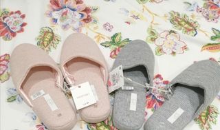 Zapatillas de casa Unit con etiquetas de segunda mano por 4 EUR en  Torrevieja en WALLAPOP
