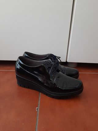 Zapatos pitillos 37, cordones, negros de segunda mano por 20 EUR en Madrid  en WALLAPOP