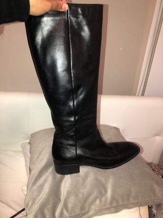Botas altas negras Zara de segunda mano por 25 EUR en Valencia en WALLAPOP