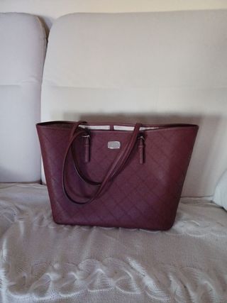Precioso bolso Michael Kors color vino de segunda mano por 80 EUR en  Majadahonda en WALLAPOP