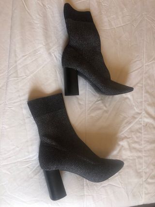 Botas elásticas calcetín ZARA talla39 de segunda mano por 8 EUR en Bormujos  en WALLAPOP