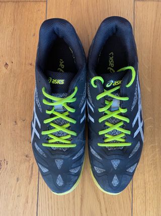 Zapatillas Asics negras y amarillas de segunda mano por 18 EUR en Valencia  en WALLAPOP