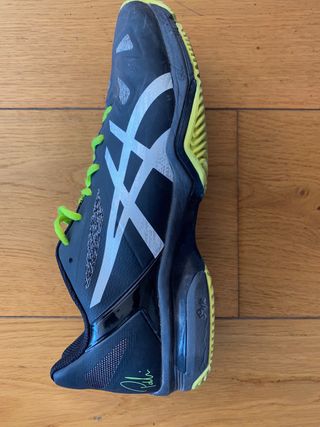 Zapatillas Asics negras y amarillas de segunda mano por 18 EUR en Valencia  en WALLAPOP