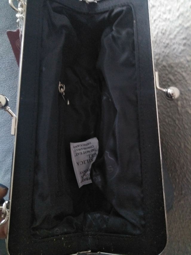 Bolso de ceremonia en raso negro.