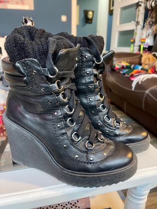 Botas cuña Zara de segunda mano por 20 EUR en Madrid en WALLAPOP