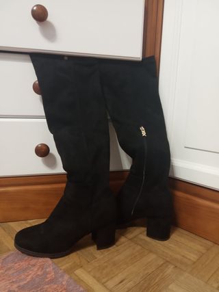 Botas negras altas de xti. de segunda mano por 25 EUR en La Felguera en  WALLAPOP