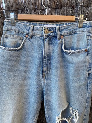 Pantalón roto zara de segunda mano por 10 EUR en Lugar San Pedro de Visma  en WALLAPOP