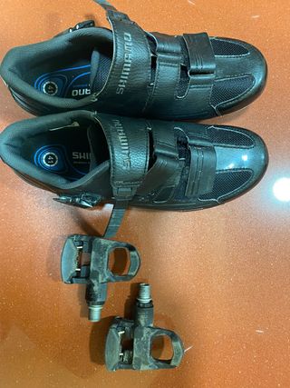 Zapatos con calas y pedales automáticos de segunda mano por 40 EUR en La  Algaba en WALLAPOP