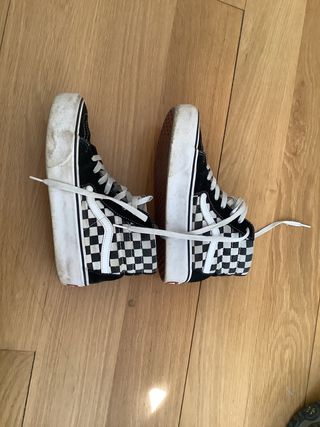 Vans negras con plataforma y bota alta. de segunda mano por 40 EUR en  Zaragoza en WALLAPOP
