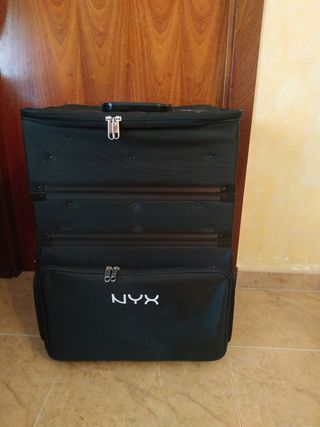 Maletin de maquillaje profesional NYX de segunda mano por 200 EUR en  L\\'Arboç en WALLAPOP