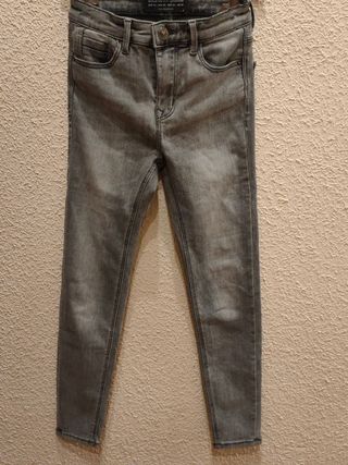 Pantalón vaquero gris mujer de segunda mano por 10 EUR en Madrid en WALLAPOP