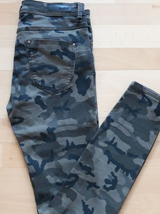 Pantalones camuflaje Stradivarius. T 36 de segunda mano por 6 EUR en Varea  en WALLAPOP