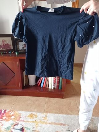 Camiseta azul marino con perlas zara niña de segunda mano por 5 EUR en  Almería en WALLAPOP