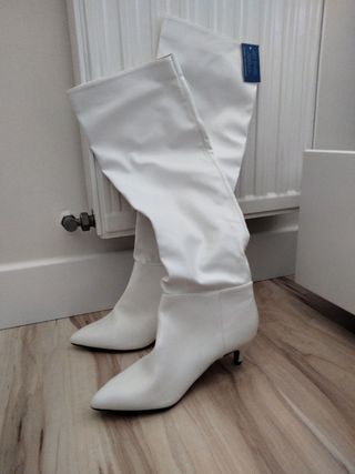 Botas altas mujer blancas de segunda mano por 18 EUR en Alicante en WALLAPOP