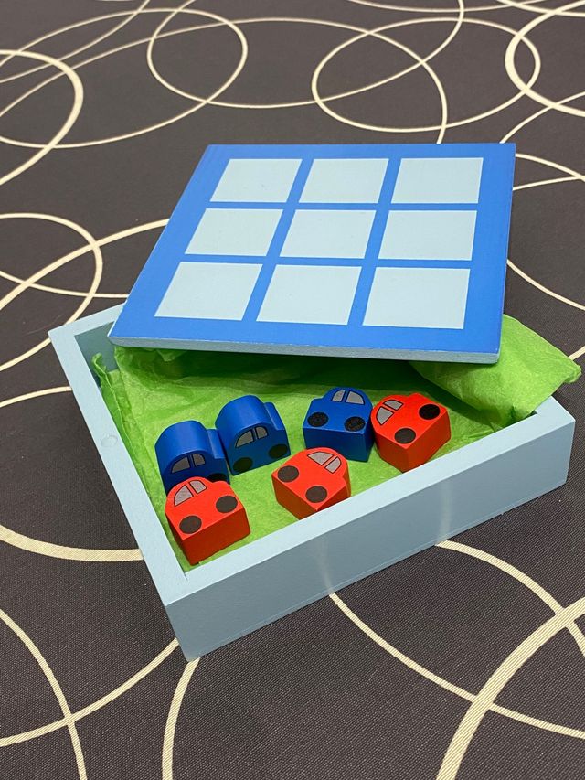 Caja con juego auto Tres en Raya