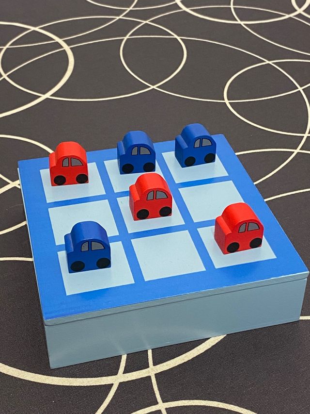 Caja con juego auto Tres en Raya
