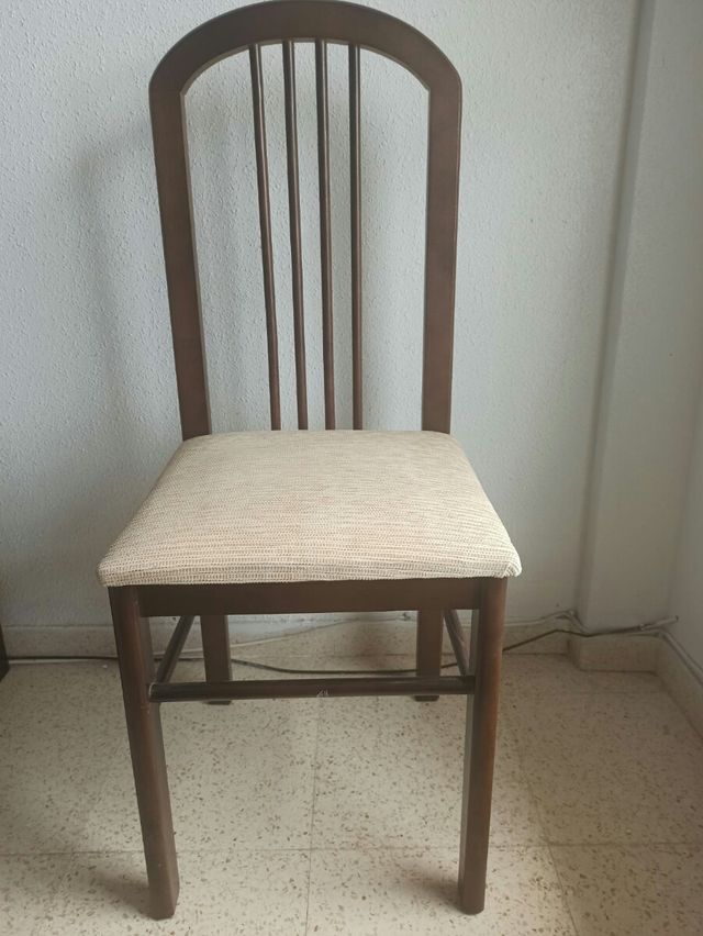 Juego de cinco  sillas tapizadas