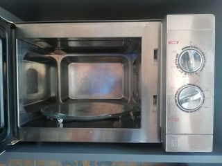 Horno microondas con gratinador de segunda mano por 30 EUR en Vilassar de  Mar en WALLAPOP