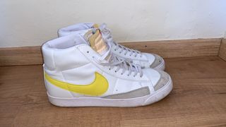 Nike blazer símbolo amarillo de segunda mano por 50 EUR en Almendralejo en  WALLAPOP