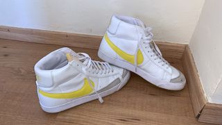 Nike blazer símbolo amarillo de segunda mano por 50 EUR en Almendralejo en  WALLAPOP