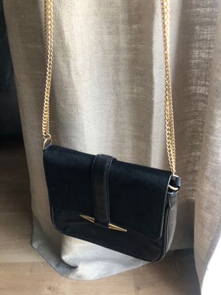 Bolso negro Zara cadena dorada de segunda mano por 5 EUR en Murcia en  WALLAPOP