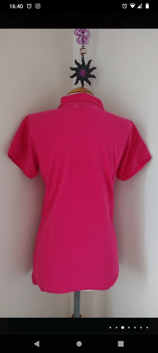 camiseta polo fucsia con topos