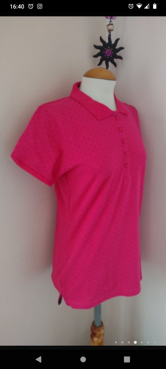 camiseta polo fucsia con topos