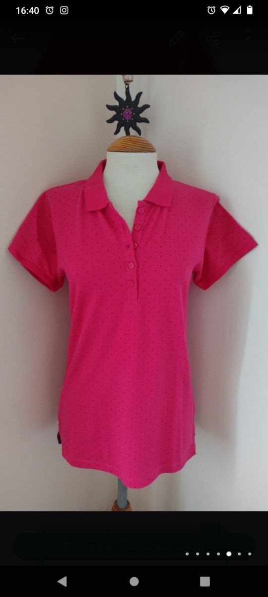 camiseta polo fucsia con topos
