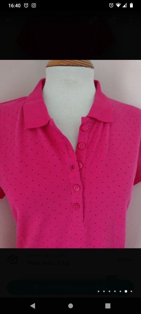 camiseta polo fucsia con topos