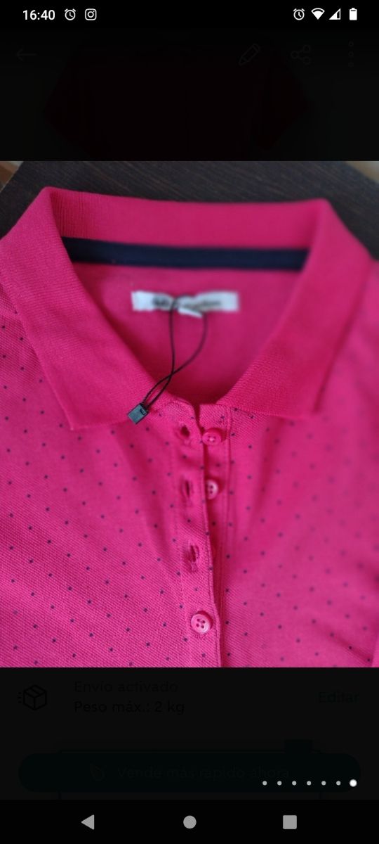camiseta polo fucsia con topos