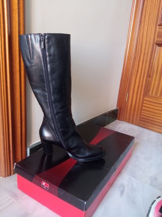 Botas altas mujer de segunda mano por 35 EUR en Atarfe en WALLAPOP