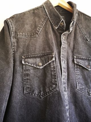 Camisa Vaquera negra de ZARA - muy buena calidad de segunda mano por 13 EUR  en Madrid en WALLAPOP