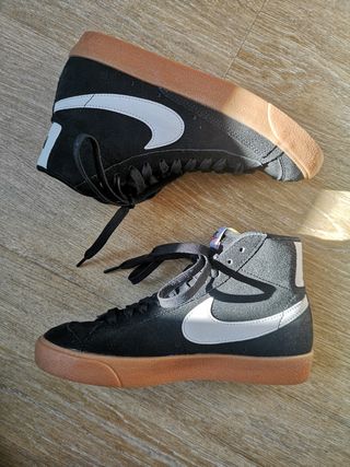 Nike Blazer Mid \\'77 negras con suela marrón de segunda mano por 95 EUR en  A Coruña en WALLAPOP