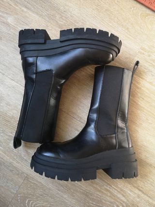 Botin Negro suela Track de Zara de segunda mano por 40 EUR en A Coruña en  WALLAPOP