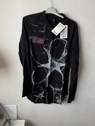 Camisa negra Desigual de segunda mano por 17 EUR en Barcelona en WALLAPOP