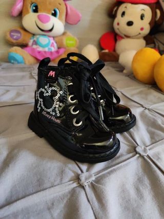 Botas mickey mouse talla 18 de segunda mano por 10 EUR en Gandía en WALLAPOP