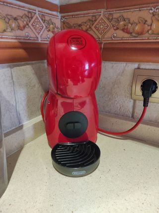Cafetera dolce gusto con un año de garantía de segunda mano por 40 EUR en  Málaga en WALLAPOP