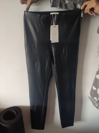 Pantalón cuero sintético. Mujer. Marca Springfield de segunda mano por 13  EUR en Barcelona en WALLAPOP