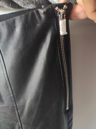 Pantalón cuero sintético. Mujer. Marca Springfield de segunda mano por 13  EUR en Barcelona en WALLAPOP