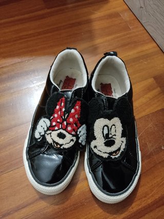 Zapatillas Minnie y Mickey de segunda mano por 7 EUR en Barcelona en  WALLAPOP