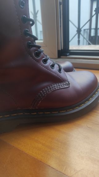 Botas DR. Martens Granates T.38 de segunda mano por 90 EUR en Bilbao en  WALLAPOP