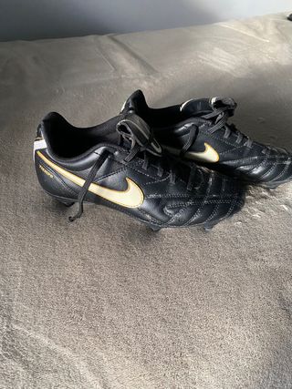 BOTAS NIKE DE TACOS ALUMINIO NIÑO. TALLA 37.5 de segunda mano por 15 EUR en  Oviedo en WALLAPOP