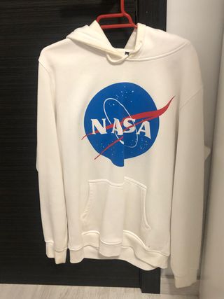 Sudadera nasa blanca de segunda mano por 10 EUR en Santander en WALLAPOP