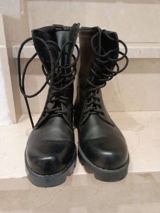 Botas militares autenticas de segunda mano por 15 EUR en Alcalá de Guadaíra  en WALLAPOP