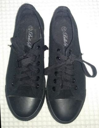 Zapatillas tipo converse negras de segunda mano por 4,9 EUR en Madrid en  WALLAPOP