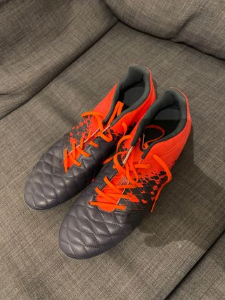 Botines fútbol decathlon de segunda mano por 5 EUR en Barcelona en WALLAPOP