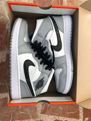 Zapatillas Air Jordan negras, grises y blancas de segunda mano por 80 EUR  en Don Benito en WALLAPOP