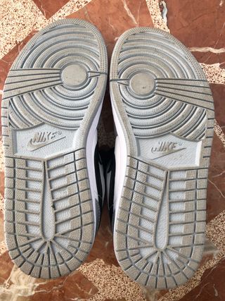 Zapatillas Air Jordan negras, grises y blancas de segunda mano por 80 EUR  en Don Benito en WALLAPOP