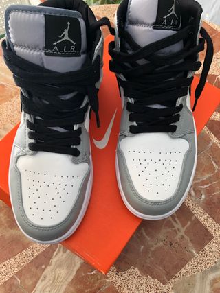 Zapatillas Air Jordan negras, grises y blancas de segunda mano por 80 EUR  en Don Benito en WALLAPOP