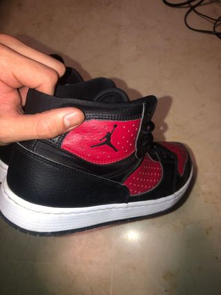 Zapatillas Jordan access roja y negra de segunda mano por 50 EUR en  Fuengirola en WALLAPOP